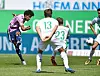 Jeremy Dudziak (l.) trifft an den Fürthern Marco Caligiuri (M.) und Paul Jaeckel (r.) vorbei zum 2:1.