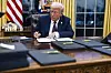 Donald Trump bei der Unterzeichnung von Dekreten.