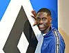 Amadou Onana nimmt bei seiner Vorstellung beim HSV Kontakt zur Raute auf.