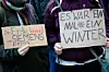 Mit Schildern protestierten die Demonstranten gegen Siemens.