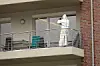 Ein Kripo-Ermittler der Polizei macht Fotos vom Tatort.