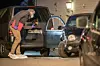 Als Polizisten einen Autoknacker ansprechen wollen, setzt sich dieser in sein Auto und fährt auf die Beamten zu.