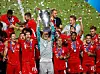 Bayern-Kapitän Manuel Neuer reckt die Champions-League-Trophäe in den Nachthimmel von Lissabon.