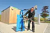 Bürgermeister Timo Gerke an der neuen Fahrradstation mit Druckluftschläuchen.