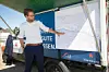 Hamburgs Verkehrssenator Anjes Tjarks (Grüne) zeigt, wie der Lärmschutz entlang der A7 verbessert werden kann.