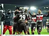 Am 18. Dezember 2017 besiegte St. Pauli den VfL Bochum mit 2:1 (hier wird Torschütze Jan-Marc Schneider, Nr. 29, gefeiert).