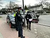 Polizisten an der Unfallstelle in Hamburg-Wandsbek.