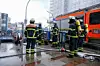 Feuerwehrleute besprechen sich am Hauptbahnhof.