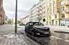 Der völlig ausgebrannte Skoda in der Hamburger Innenstadt. Dahinter: ein Streifenwagen.