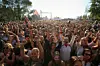 Große Festivalmenge vor der Bühne beim MS Dockville in Hamburg, im Hintergrund Zelte und Bäume.