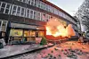 Flammen und Rauch kommen aus der „Großstadtrevier“-Wache, wie im Drehbuch vorgesehen. Das Team zieht auf das Gelände von Studio Hamburg.