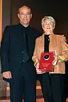 In der Sendung „Wahre Helden“ über-reichte Schauspieler Heiner Lauterbach ihr 2001 den „Ring der Menschlichkeit“.