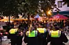 Polizisten haben das Geschehen am Schulterblatt im Blick.