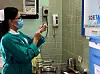 Eine Krankenschwester zieht eine Dosis „Soberana 02“ auf.
