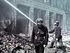 Angehörige der Feuerlöschpolizei versuchen die furchtbaren Brände zu löschen.