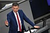 Christoph de Vries spricht am Rednerpult im Bundestag und gestikuliert.