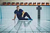 Björn Seemann, der neue Chef der Alster-Schwimmhalle, sitzt in einem noch leeren Schwimmbecken