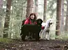 Die Hamburger Trainerin für Assistenzhunde Sina Rademacher zusammen mit ihren beiden Großpudeln Wookiee und Bu.