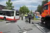 Der Feuerwehrwagen krachte in diesen Gelenkbus.