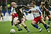 Timo Schultz im November 2005 in der Regionalliga Nord gegen Alexander Laas und die zweite Mannschaft des HSV