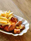 Junkfood: Currywurst mit Pommes (Symbolbild).