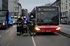 Rettungskräfte kümmern sich um die Verletzten.