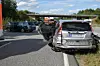 Totalschaden: Der Honda, der beim ersten Crash von dem Mercedes (links im Hintergrund) gerammt wurde.