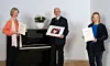 Projektinitiatorin Vera Brandt, Stiftungsgründer Michael Lezius und Kinderpsychotherapeutin Dr. Dagmar Brandi (v.l.n.r.) bei der Übergabe der Urkunde.