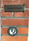 Die Klingel an der Haustür der Schmidts