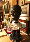 Louis-Armstrong-Figur in der Hausbar der Schmidts