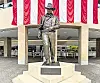 Eine Statue vor dem „John Wayne Airport“ erinnert an den Schauspieler.