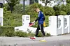 Bitterer Abgang: Julian Pollersbeck marschiert mit bandagiertem linken Knöchel zurück ins HSV-Team-Quartier „HerzogsPark“.