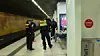 Einsatzkräfte kontrollieren einen Masken-Muffel am Bahnhof Altona.