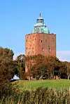 Eckig und massiv thront der Leuchtturm über Neuwerk. Ursprünglich diente er als Wehrturm zum Schutz vor Piraten.