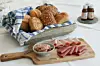 Brötchen und Wurstwaren kommen aus dem Bispinger Ortsteil Behringen.