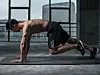 Mann macht Fitnessübungen