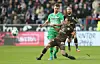 Jan-Philipp Kalla bremst hier Hendrik Weydandt aus. Das 96-Spiel war das bisher letzte, in dem er zum Einsatz kam.