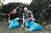 Sandra Erdmann (30) und Sebastian Linke (46) fanden beim Müllsammeln im Lohmühlenpark sogar einen Ausweis und eine Bankkarte.