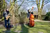Die beiden Musiker unterhielten am Sonnabend mehrere Menschen im Stadtpark – und hielten Abstand.