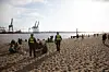 Zwei Polizisten wiesen am Sonnabend eine Gruppe daraufhin, sich ein wenig weiter auseinanderzusetzen.