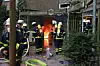 Feuerwehrmänner löschen den Brand in dem Müllraum in Steilshoop.