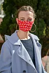 Schneiderin Vivian Kulmer trägt ihre selbst genähte Maske, um andere zu schützen.