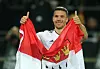 Lukas Podolski mit Köln-Flagge