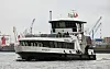 Die Hafenfähre „Hafencity“ der Hadag legt an den Landungsbrücken an.