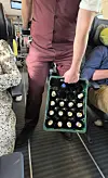Bahnmitarbeiter verteilen Bier, Sektflaschen und weitere Getränke im ganzen Zug