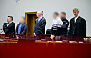 Die beiden Angeklagten (2.v.l und 3.v.r) stehen beim Auftakt im Prozess wegen versuchten Mordes neben ihren Anwälten im Gerichtssaal des Landgerichts Lüneburg.