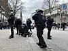 Randale in Hamburg: Ein Polizist fixiert einen Jugendlichen, während seine Kollegen die Szene abschirmen.