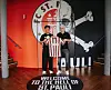 Andreas Bornemann begrüßt Joel Chima Fujita beim FC St. Pauli