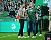 Arnd Zeigler begrüßt am Spielfeldrand Xabi Alonso