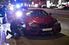 Hamburger Polizisten untersuchen des Wagen eines Auotposers.